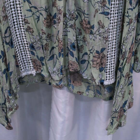 Elegant Floral Lace-Trim Blouse - Picture 7 of 11